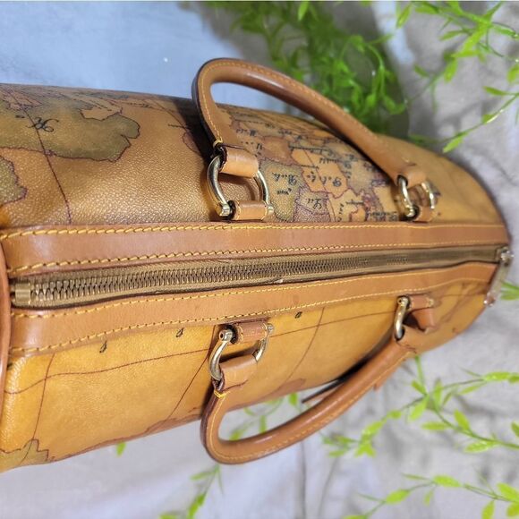 Alviero Martini I'IASSE Italy Geo Map Satchel Barrel Bag PRISTINE CONDITION - Picture 9 of 17